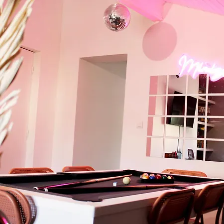 Maison Billard, Netflix Et Jeux Par Ivona